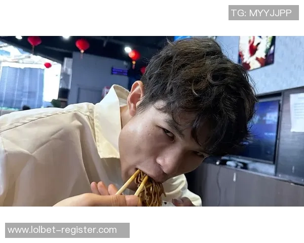 姚明吃面时的独特风格与美食背后的故事揭秘