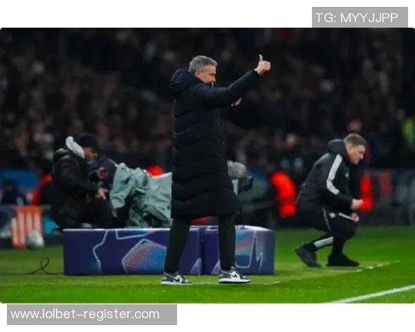 波尔图大胜巴黎圣日耳曼红牌事件引发全场热议与争议 波尔图大胜巴黎圣日耳曼红牌事件引发全场热议与争议