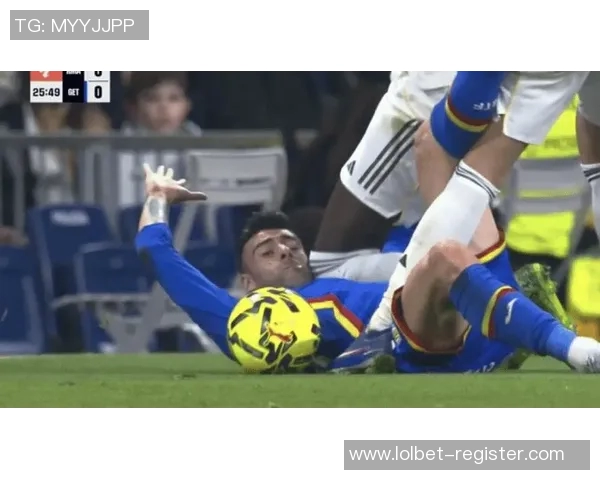 中超激战皇马与里昂鏖战至平局绝杀瞬间引发全场热烈反响